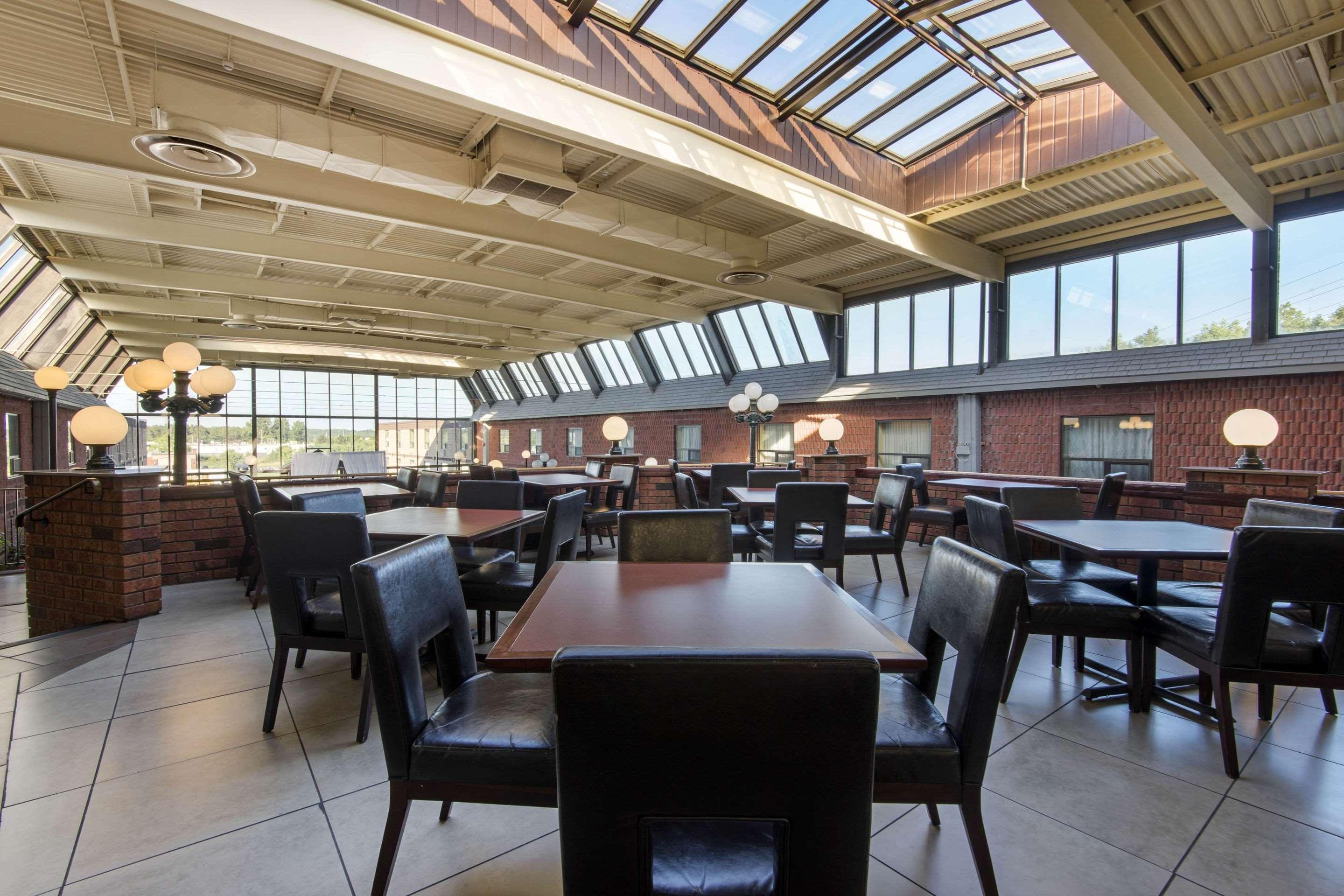 Quality Inn & Conference Centre Midland Extérieur photo
