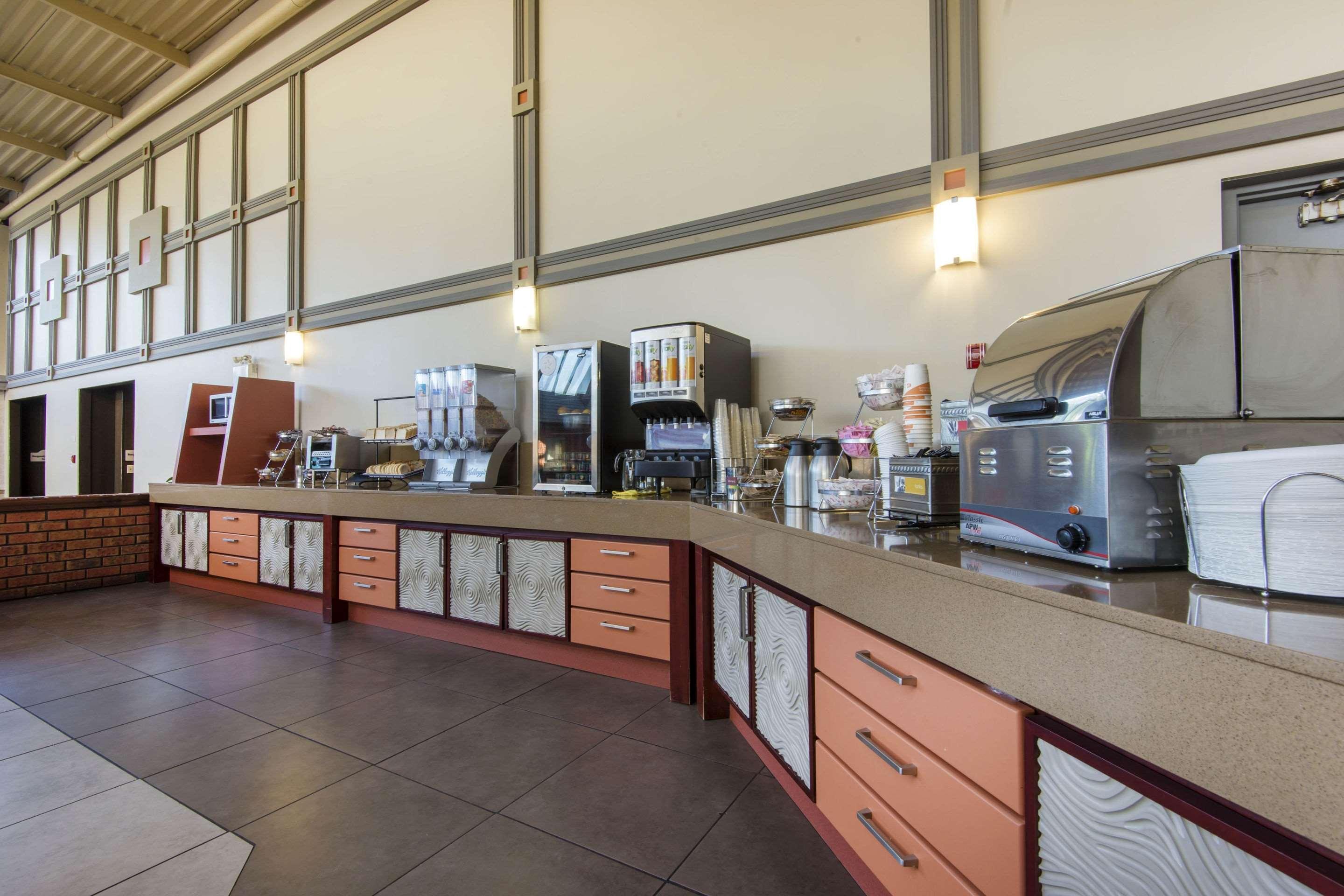 Quality Inn & Conference Centre Midland Extérieur photo